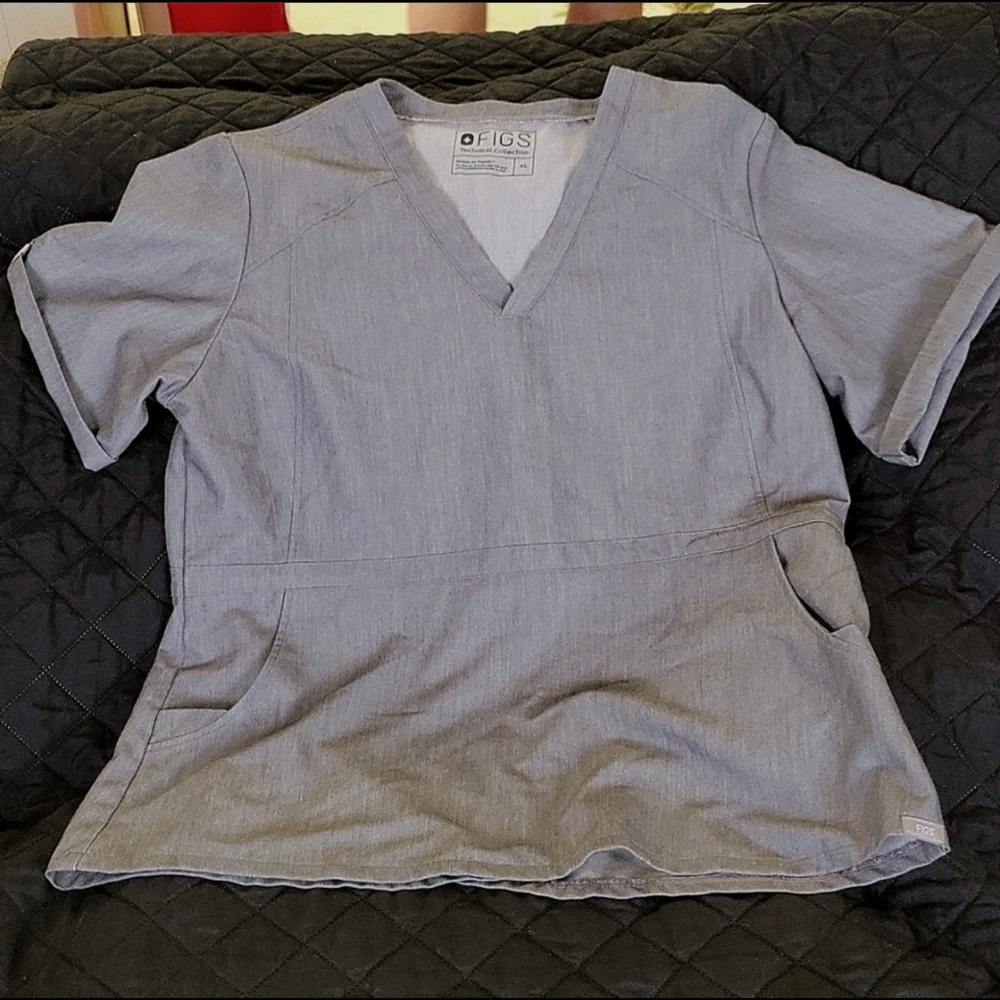 FIGS GRAPHITE FLORES PEPLUM TOP